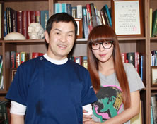韓國(guó)赫爾希整形外科醫(yī)院女子團(tuán)體Brown eye girls Narsha與郝?tīng)栂Ｕ瓮饪圃洪L(zhǎng)鄭永春合影