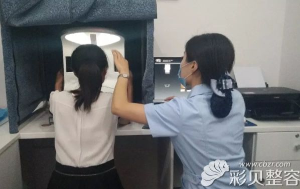 王瑞醫(yī)生正在給求美者做專業(yè)皮膚檢測 王瑞醫(yī)生正在給求美者做專業(yè)皮膚檢測