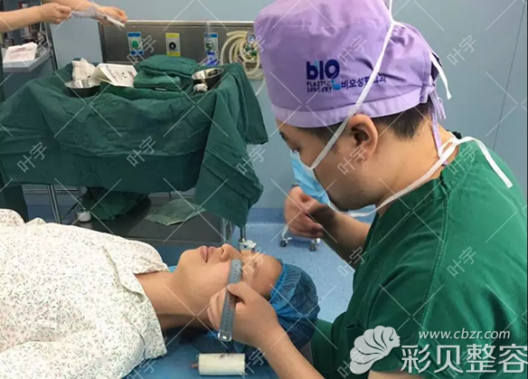 葉宇做眼部整形手術過程