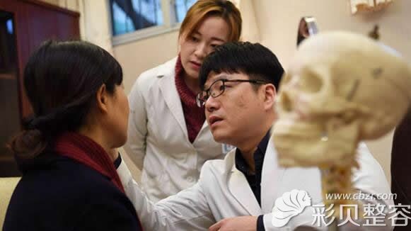 南京華韓奇致美容醫(yī)院韓籍院長裴炳萬為顧客設(shè)計(jì)眼鼻整形方案