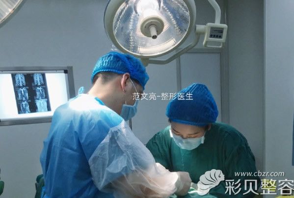 手術(shù)的中的范文亮醫(yī)生