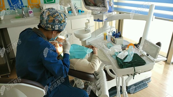 鉑爾口腔醫(yī)生正在給顧客看牙