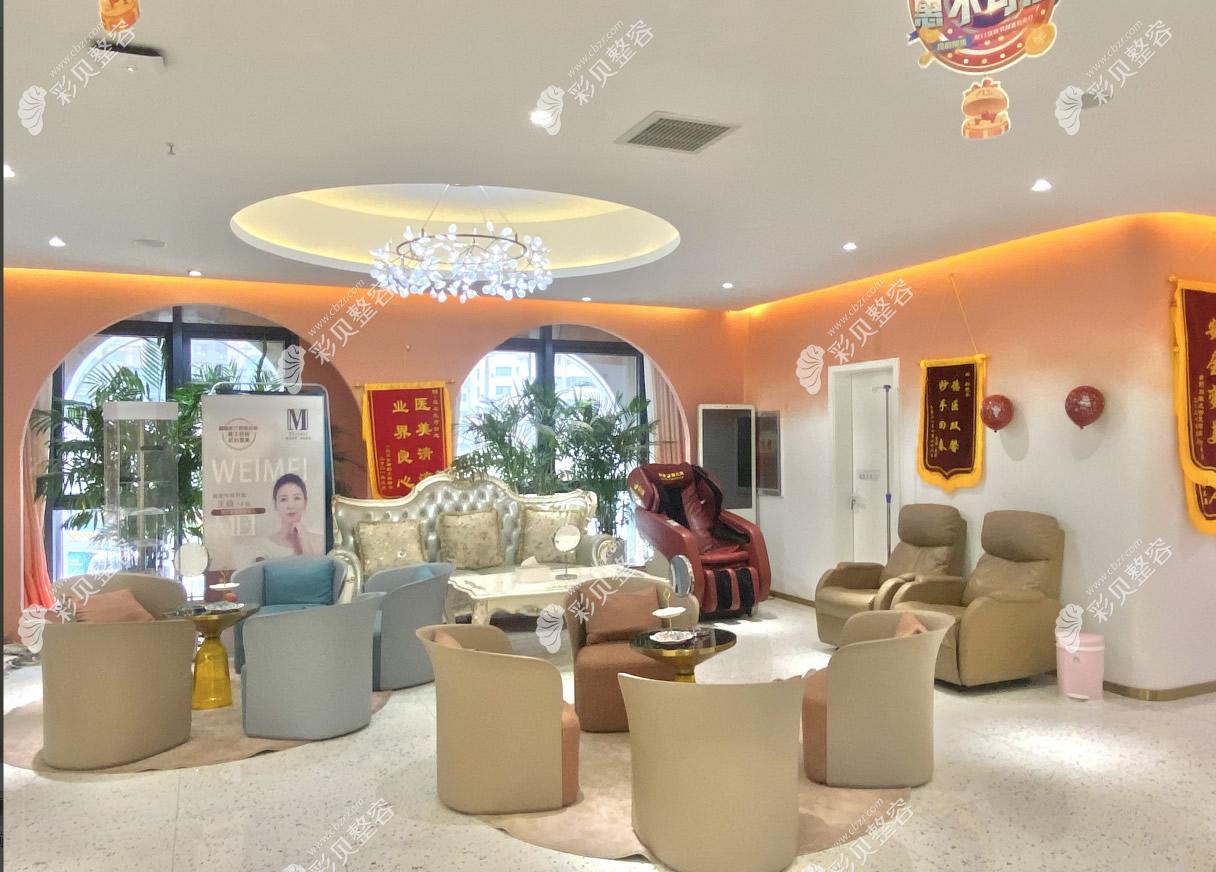 南陽臥龍薇美醫(yī)療美容門診部大廳休息區(qū)